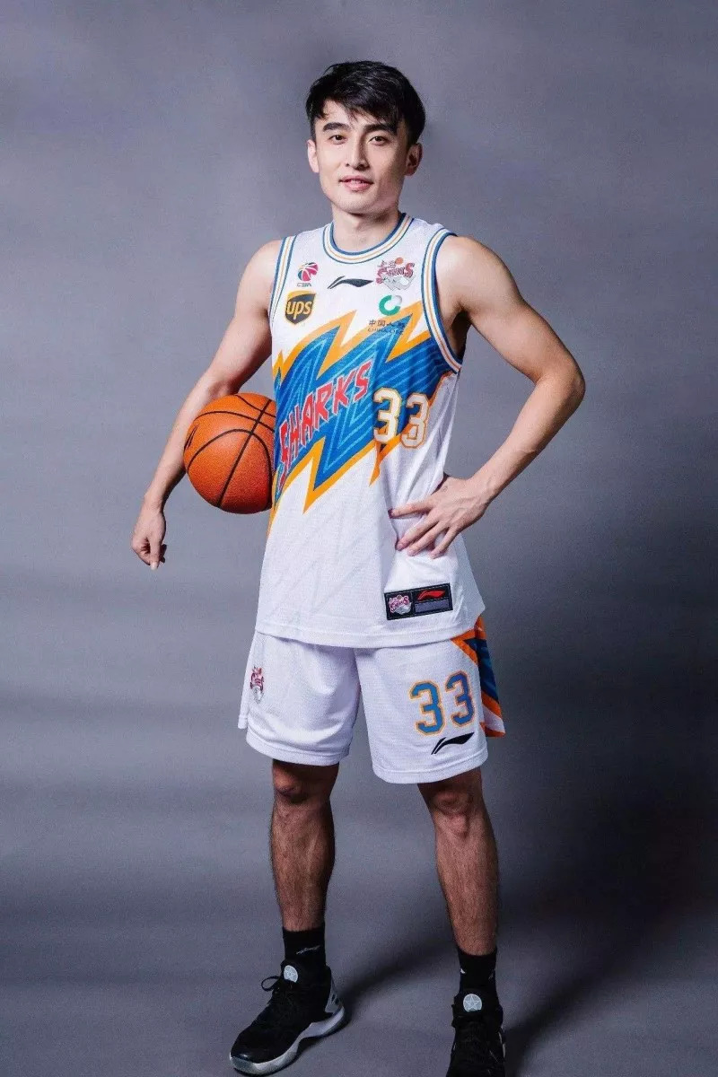 佛罗伦萨训练开放日，冲刺阶段远射贴柱引观众欢呼，CBA季后赛在即，球队文化被再次提及的简单介绍