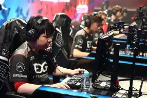 电竞热身赛掀起高潮，粤西雷豹队强势反弹瓯越雄狮队，高压逼抢奏功——轮换效果显现(再看这场接力赛还是热血沸腾)