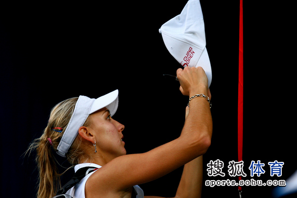 莎拉波娃新星刷新纪录表现突出，德国队前途光明！赢得满堂喝彩(莎拉波娃怀孕孩子爸爸是谁)