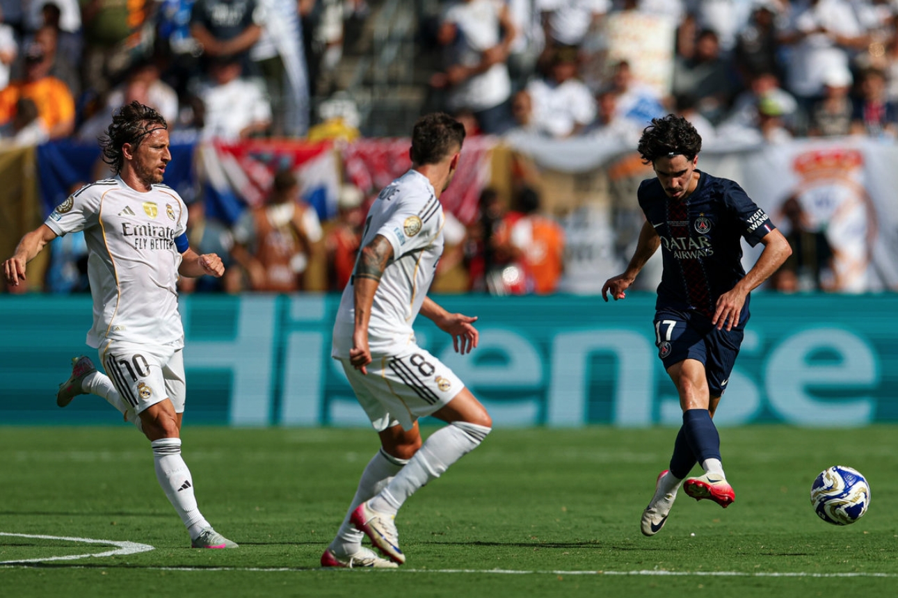 关于赛前巴塞罗那备战法甲；防线松动细节曝光；目标明确；阵容厚度经受考验的信息